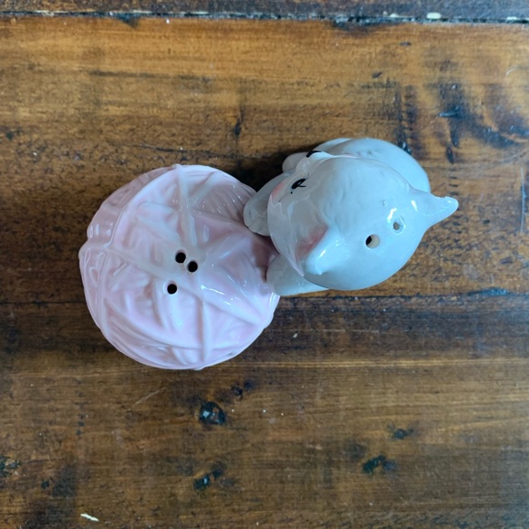 VINTAGE | kitten salt and yarn pepper shakers - Picture 4 of 6